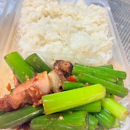 ผัดดอกหอม หมูกรอบ