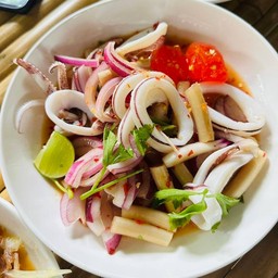 ยำปลาหมึก+ไข่แดงเค็มไหลบัว