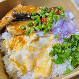 ข้าวไข่ข้น ราดยำปลากระป๋อง