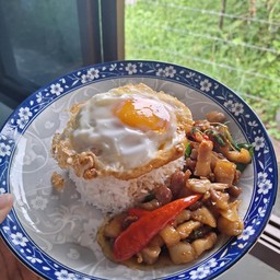 ข้าวกระเพราหมูสามชั้น