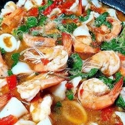 กระเพรา หมึก+กุ้ง ราดข้าว