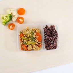 อกไก่ผัดบล็อกโคลี่ + ข้าวไรซ์เบอร์รี่