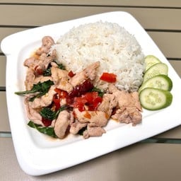 กะเพราไก่ชิ้น