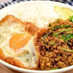 คั่วกลิ้งหมูชิ้นราดข้าว+ไข่ดาว