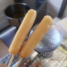 ข้าวเหนียวห่อลูกชิ้นทอด