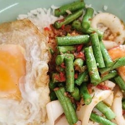 ผัดพริกแกงปลาหมึกราดข้าว+ไข่ดาว