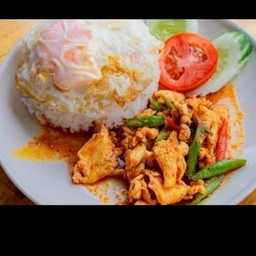 ผัดพริกแกงไก่ราดข้าว+ไข่ดาว