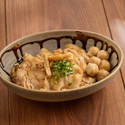 ก๋วยเตี๋ยวแห้งหมูสามชั้นสไลซ์