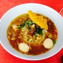 ก๋วยเตี๋ยวต้มยำหมูตุ๋น ไข่ต้ม