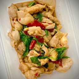 กะเพราเนื้อน่องไก่ติดหนังนิดหน่อย กับข้าวววว