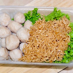 มาม่าลูกชิ้นปั้นสดใส่ซอสก๋วยเตี๋ยวแห้งเปรี้ยวเค็มหวานเผ็ดน้อย