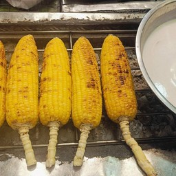 ข้าวโพดปิ้ง ราดน้ำกะทิ ชุดละ2ฝัก