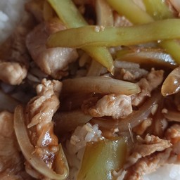 ข้าวราดผัดพริกหยวก, ใส่หอมใหญ่