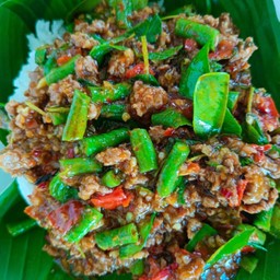 ข้าวพริกแกงเนื้อโคขุน