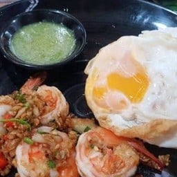 กุ้งคั่วพริกเกลือราดข้าว+ไข่ดาว