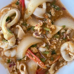 หมึกผัดไข่เค็มกับข้าว