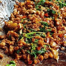 กะเพรา-หมูสับ
