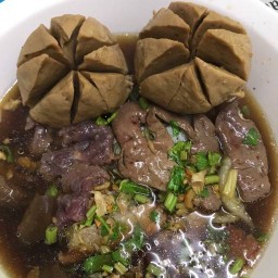 ก๋วยเตี๋ยวกาละมัง "ลูกชิ้นจัมโบ้" สันป่าตอง