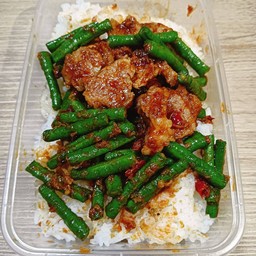ผัดพริกแกงหมูถั่วฝักยาว