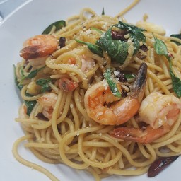 สปาเก๊ตตี้ผัดพริกแห้งกุ้งสด