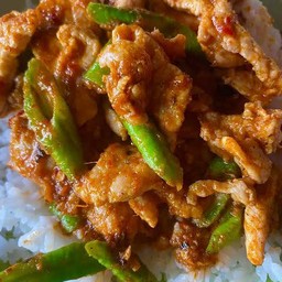 อิ่มจังผัดพริกแกงหมูชิ้นราดข้าว(น้ำปลาพริกสดใหม่ทุกวัน)