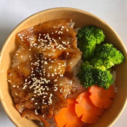 ข้าวหน้าสามชั้นสไลด์ย่างซอสเทริยากิ