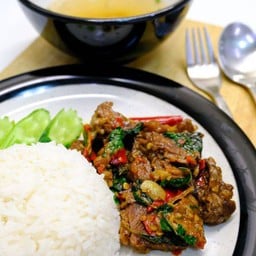 ข้าวเนื้อตุ๋นผัดกะเพรา