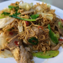ผัดมาม่าหมูทรงเครื่อง