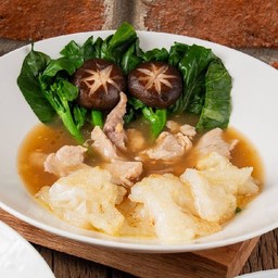 ราดหน้าเส้นใหญ่กรอบคะน้าฮ่องกง