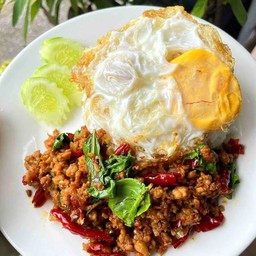ผัดกระเพราหมูสับราดข้าว+ไข่ดาว