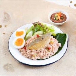 ข้าวคลุกน้ำพริกกะปิปลาทูแม่กลอง  +ไข่ต้ม และผัก