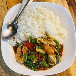 ข้าวราดกะเพราทะเล