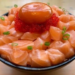 ข้าวหน้าแซลม่อนหั่นเต๋า ไข่ดอง โรยไข่กุ้ง