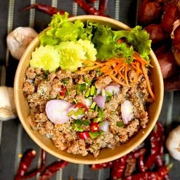 ลาบหมูสับที่ถูกต้อง กับข้าวสวยร้อน เลือกไข่โปะได้ตามชอบ อร่อยแน่นอน!!