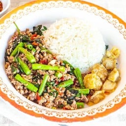 ผัดโหระพาราดข้าว.