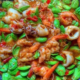 ผัดสะตอกุ้ง+หมึกราดข้าว
