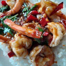 กะเพรากุ้ง ราดข้าว