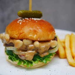 เบอร์เกอร์เนื้อวากิวซอสทรัฟเฟิล