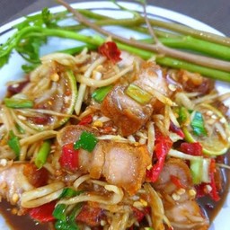 ตำ ปูปลาร้าหมูกรอบ