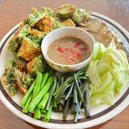 มี ปลาทู ไข่ซะอม มะเขือชุปไข่ ผักบุ้ง ถั่วฝักยาว กำหล่ำ ลวก