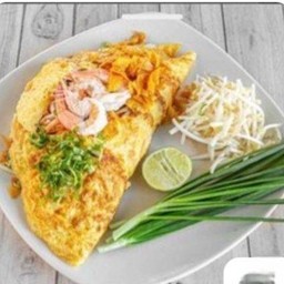 ผัดไทยกุ้งสดห่อไข่