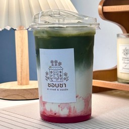 มัทฉะลาเต้สตรอว์เบอรี่