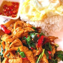 ข้าวกะเพราไก่ ไข่ดาว