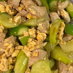 เเตงกวาผัดไข่ใส่หมูชิ้นราดข้าว