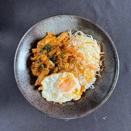 ไก่ผัดสมุนไพรราดข้าว