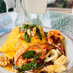 ข้าวไข่ข้นกระเพราทะเล