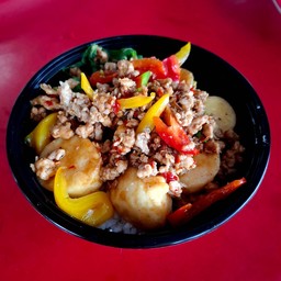 กะเพราหมูสับเต้าหู้ทอดราดข้าว