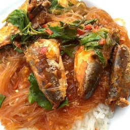 ผัดกะเพราวุ้นเส้นปลากระป๋อง