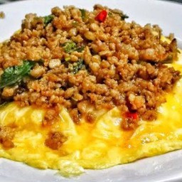 ข้าวไข่ข้นกระเพราหมูสับพริกแห้ง