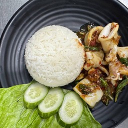 ข้าวหน้ากะเพราปลาหมึก